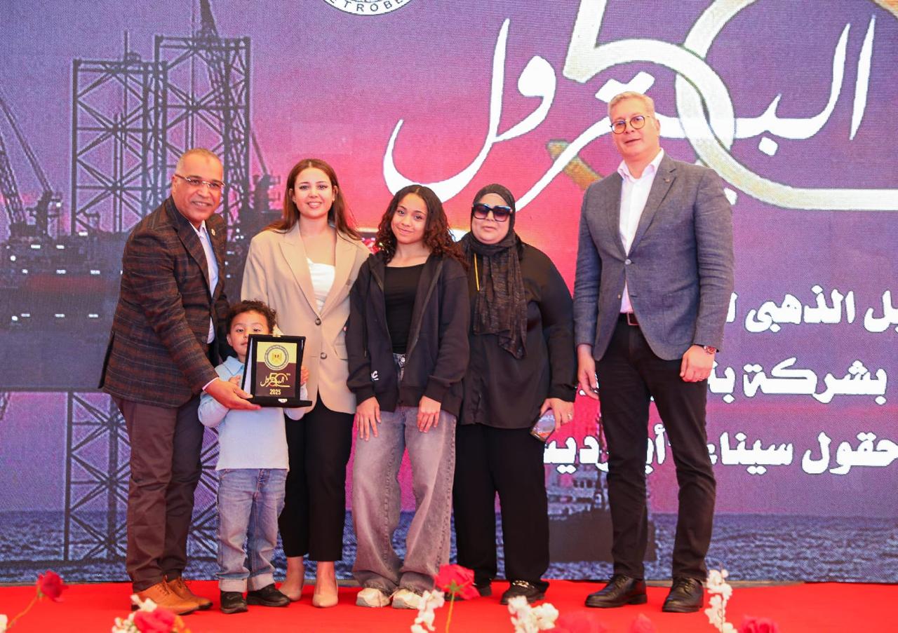 بدوي يشارك عمال البترول احتفالهم بحقول أبورديس التابعة لبتروبل